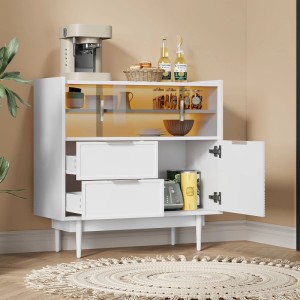 Weißes modernes Sideboard mit beleuchteten Glasfächern, zwei Schubladen und offener Schranktür. Vielseitiger Ablageschrank.