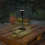 Schwarze Reality LED-Tischleuchte Fernandez auf Gartentisch, Akku-Leuchte mit Touch-Schalter.