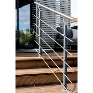 Modernes Geländerset IDA mit anthrazitfarbenen Stützen und Edelstahl-Handlauf auf Holztreppe für Balkon/Terrasse.