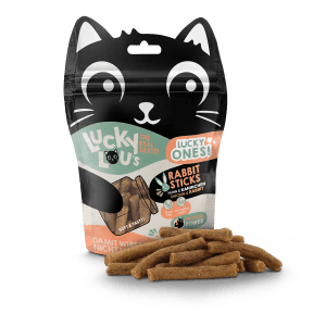 Lucky Lou Katzen-Trockenfutter Sticks Huhn & Kaninchen, 50g Packung mit Leckerli-Sticks.