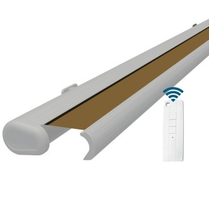 Elektrische Kassettenmarkise, weiße Kassette, sandfarbenes Tuch und Fernbedienung.