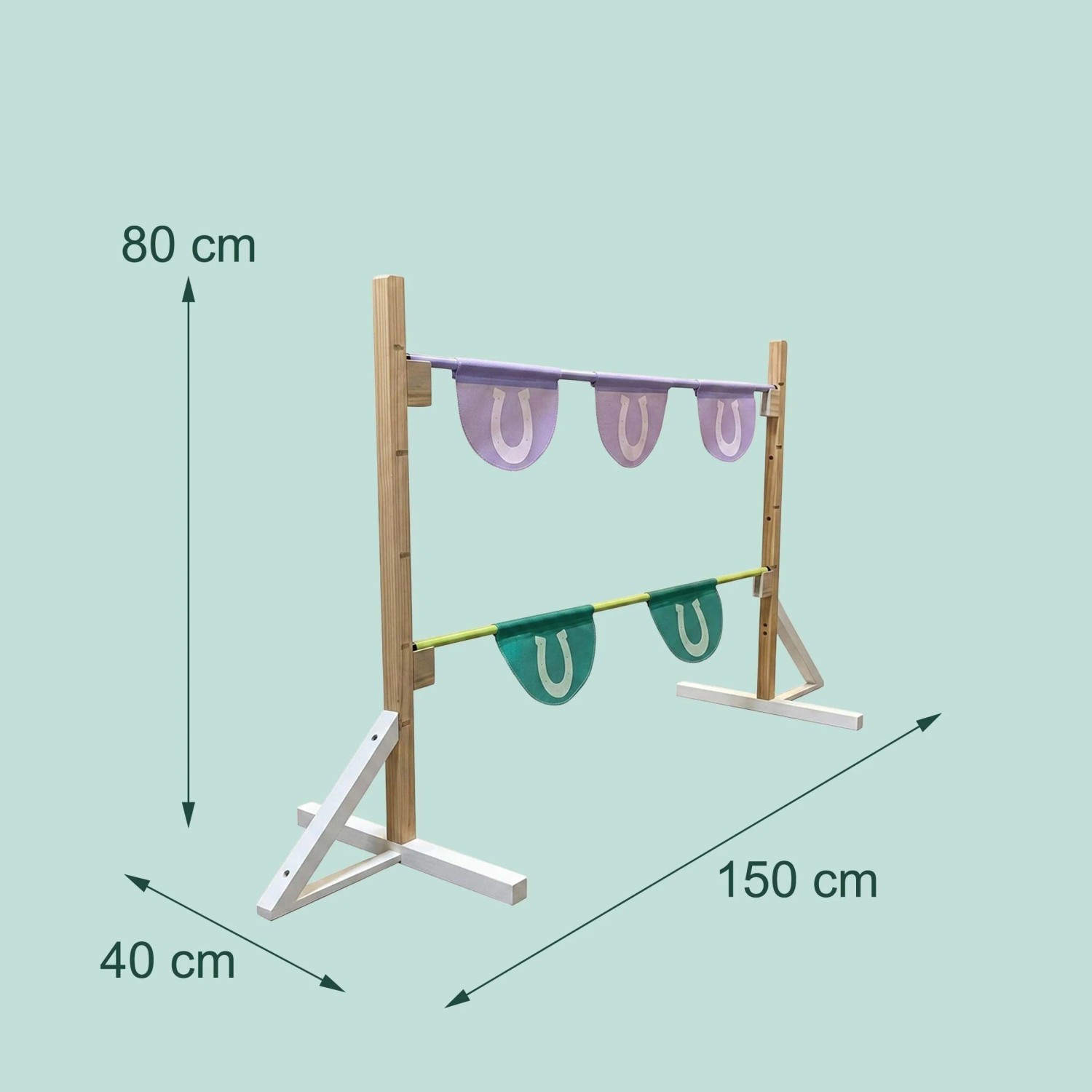 Höhenverstellbares Hobby Horse Hindernis aus Naturholz mit violetten und türkisen Hufeisen-Fahnen. Für Spiel & Spaß.