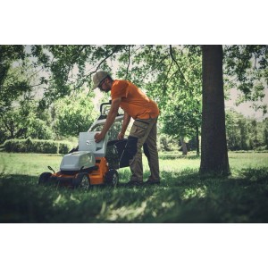 Mann bedient orange-grauen Stihl Akku-Rasenmäher RMA 750 V auf grünem Rasen. Perfekt für die Gartenpflege.