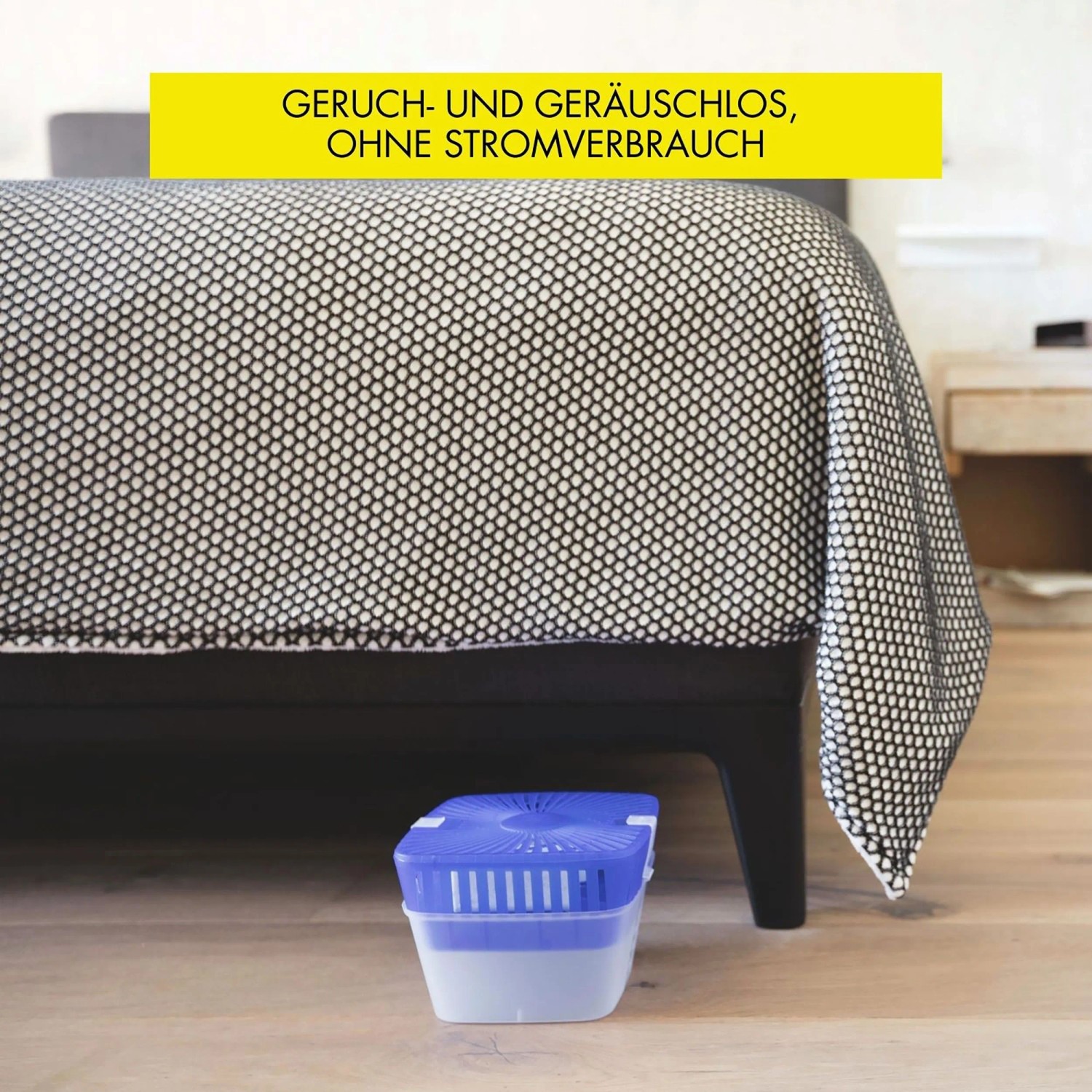 UHU Luftentfeuchter Original 1000g unter einem Bett, zur Reduzierung der Raumfeuchtigkeit.