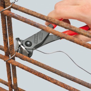 Knipex Vornschneider 160mm beim Draht schneiden. Zange mit schwarzem Kopf und roten Griffen.