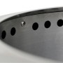 Detailaufnahme: Innenwand der Feuerstelle mit Grillrost aus Edelstahl, mit Luftlöchern.