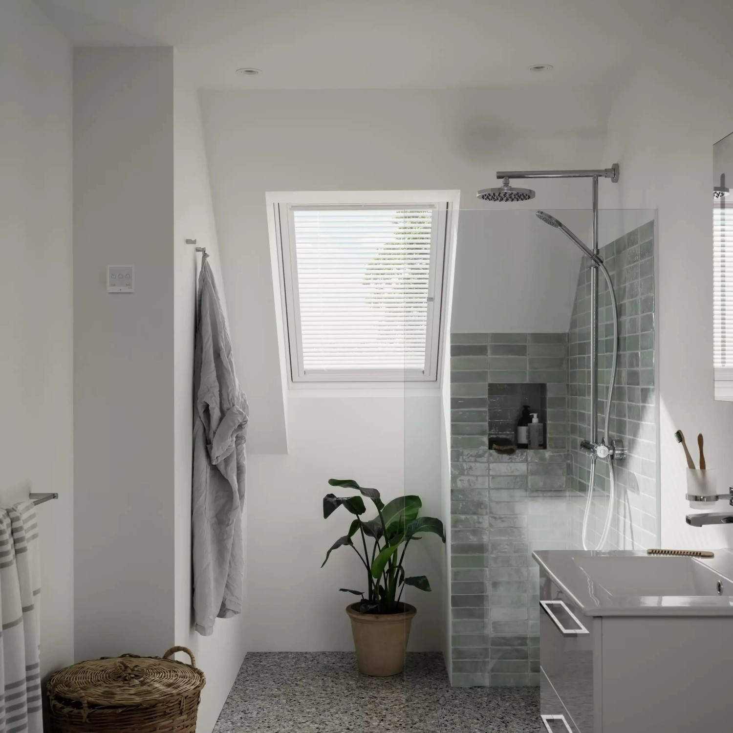 Helles Badezimmer mit weißer Velux Jalousie (55x78 cm) am Dachfenster für Sicht- und Sonnenschutz.