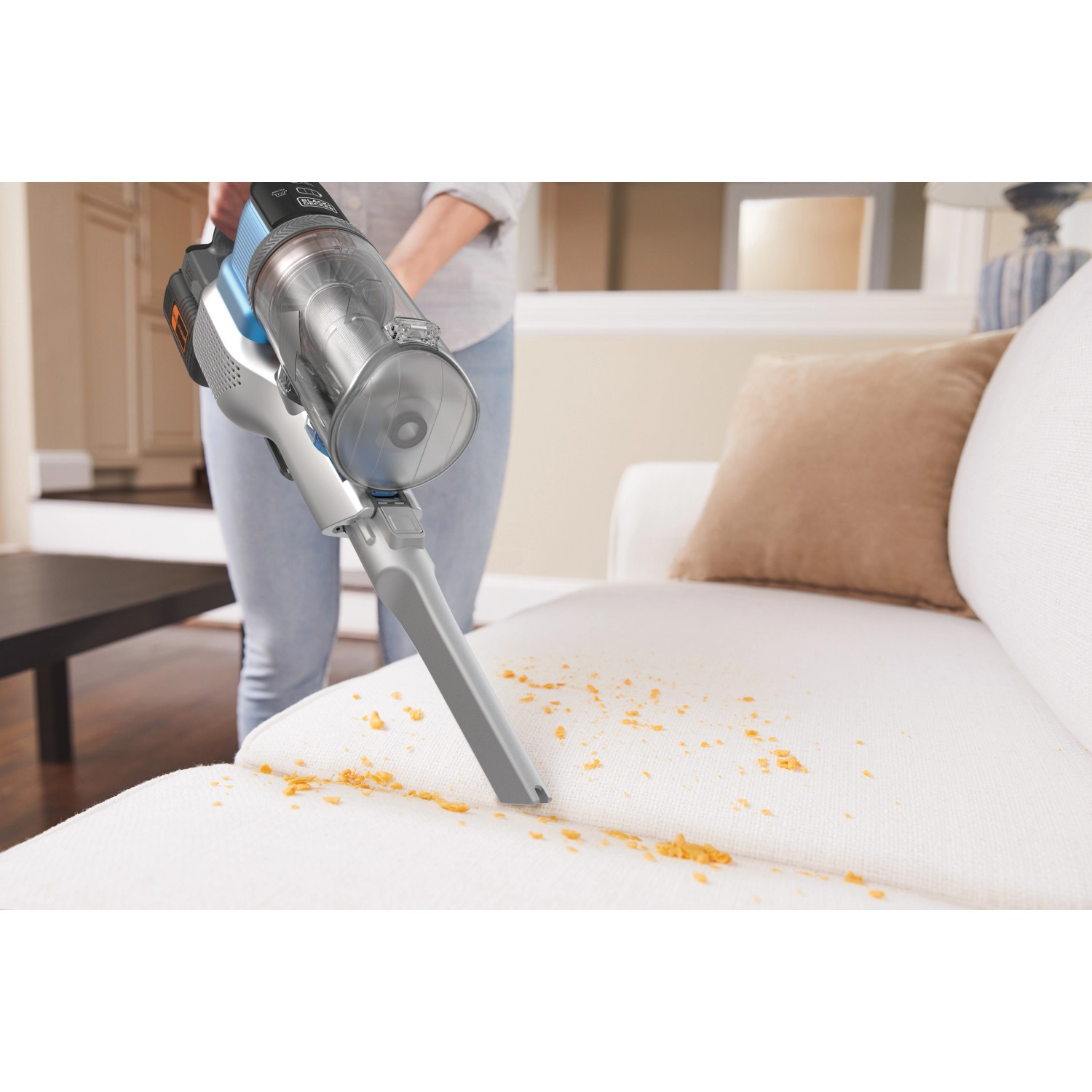 Black+Decker Akku-Stielsauger BHFEV362D im Einsatz auf Sofa.
