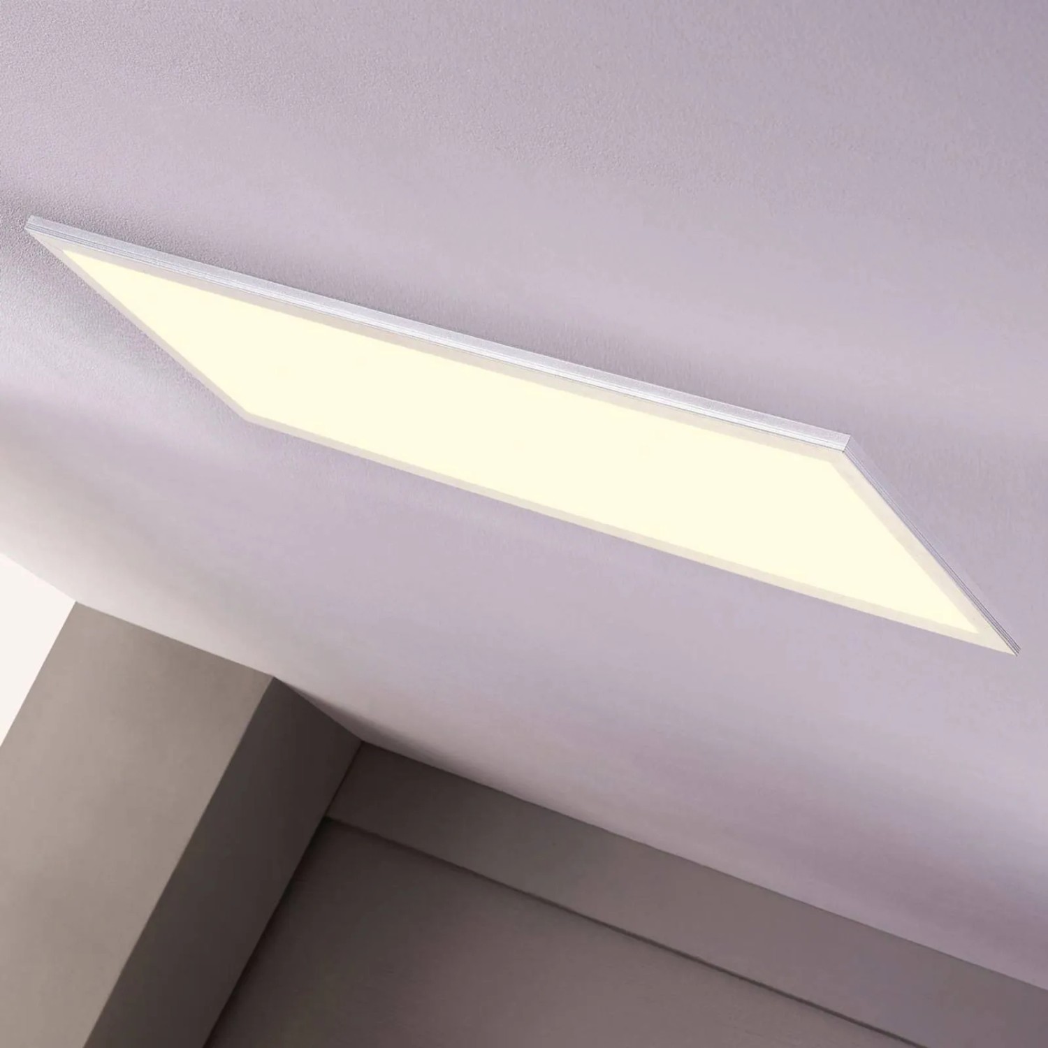 Leuchtendes, rechteckiges Lindby LED Panel Livel in Alu, dimmbar, an Decke. Modernes Licht für Küche.