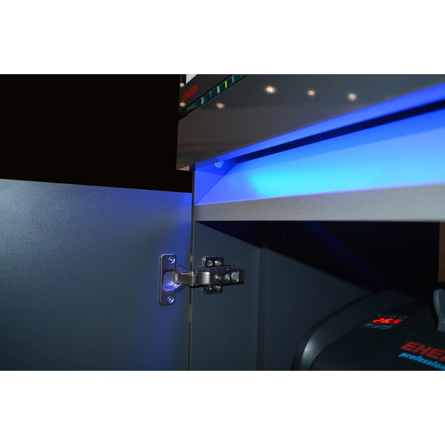 Detailaufnahme: Eheim Incpiria 230 Aquarium-Kombination mit Unterschrank und blauer LED-Beleuchtung.