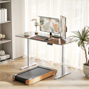 Höhenverstellbarer Schreibtisch mit weißem Gestell, Monitoren, Tastatur und Laufband im Raum.