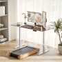 Höhenverstellbarer Schreibtisch mit weißem Gestell, Monitoren, Tastatur und Laufband im Raum.