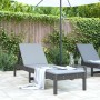 Graue vidaXL Sonnenliege aus Kiefernholz mit verstellbarer Rückenlehne im Garten.