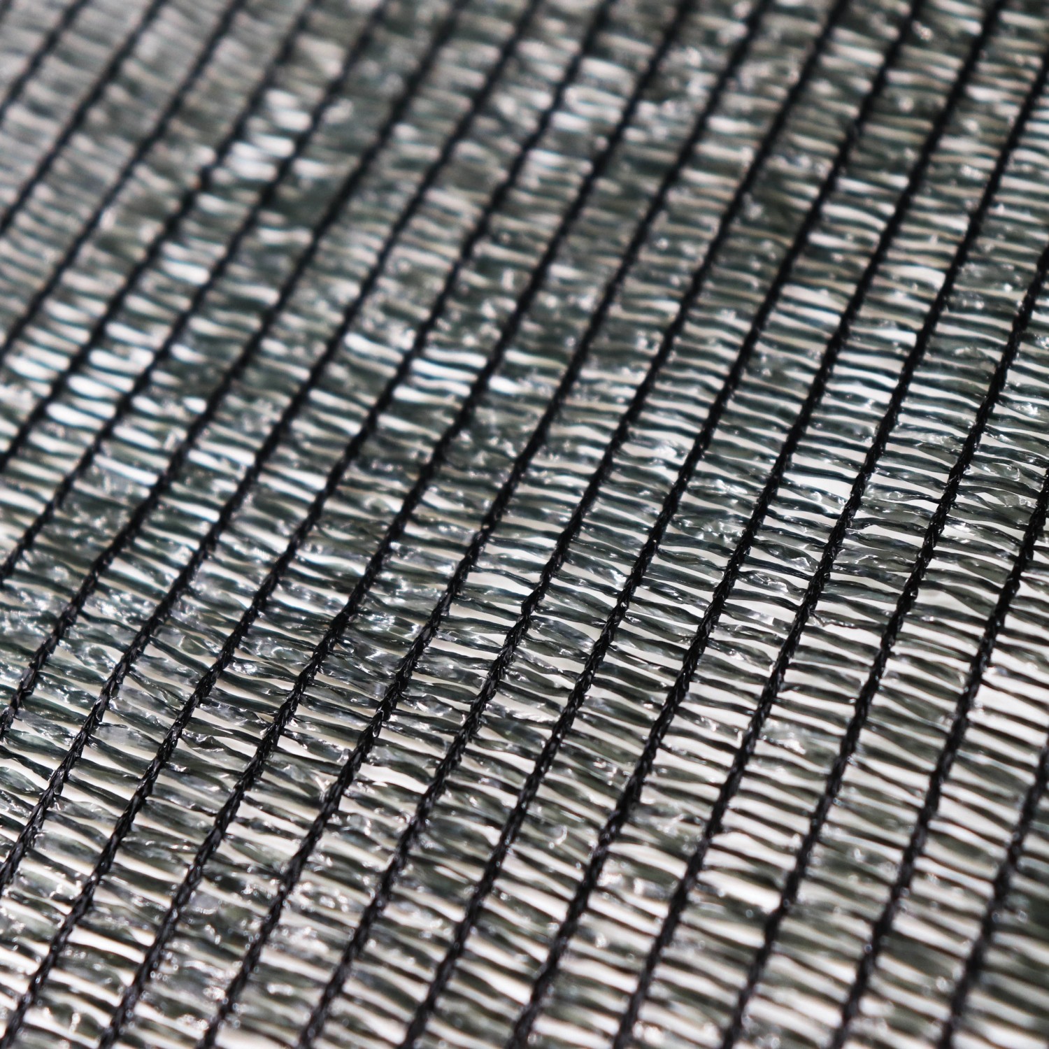 Detailaufnahme des Aquagart Maulwurfnetzes, engmaschiges, dunkelgrünes HDPE Gewebe.