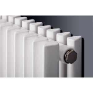 Detailansicht: Weißer Ximax Raumheizkörper Triton Duplex mit Mittenanschluss.