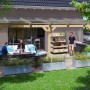 Skan Holz Terrassenüberdachung Bormio aus Leimholz mit klarer Polycarbonat-Dacheindeckung. Unbehandeltes Holz.