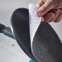Hand befestigt weißes Schleifgitter auf wolfcraft Rundschleifer Ø 225 mm. Klettverschluss für schnellen Wechsel des Schleiftellers.