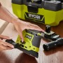 Ryobi Akku-Delta-Vibrationsschleifer RPS18-0 im Einsatz mit Staubabsaugung.