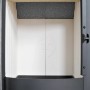 Brennraum des Hark Nika Eco plus Kaminofens mit Ofenkacheln in Meteorschwarz.