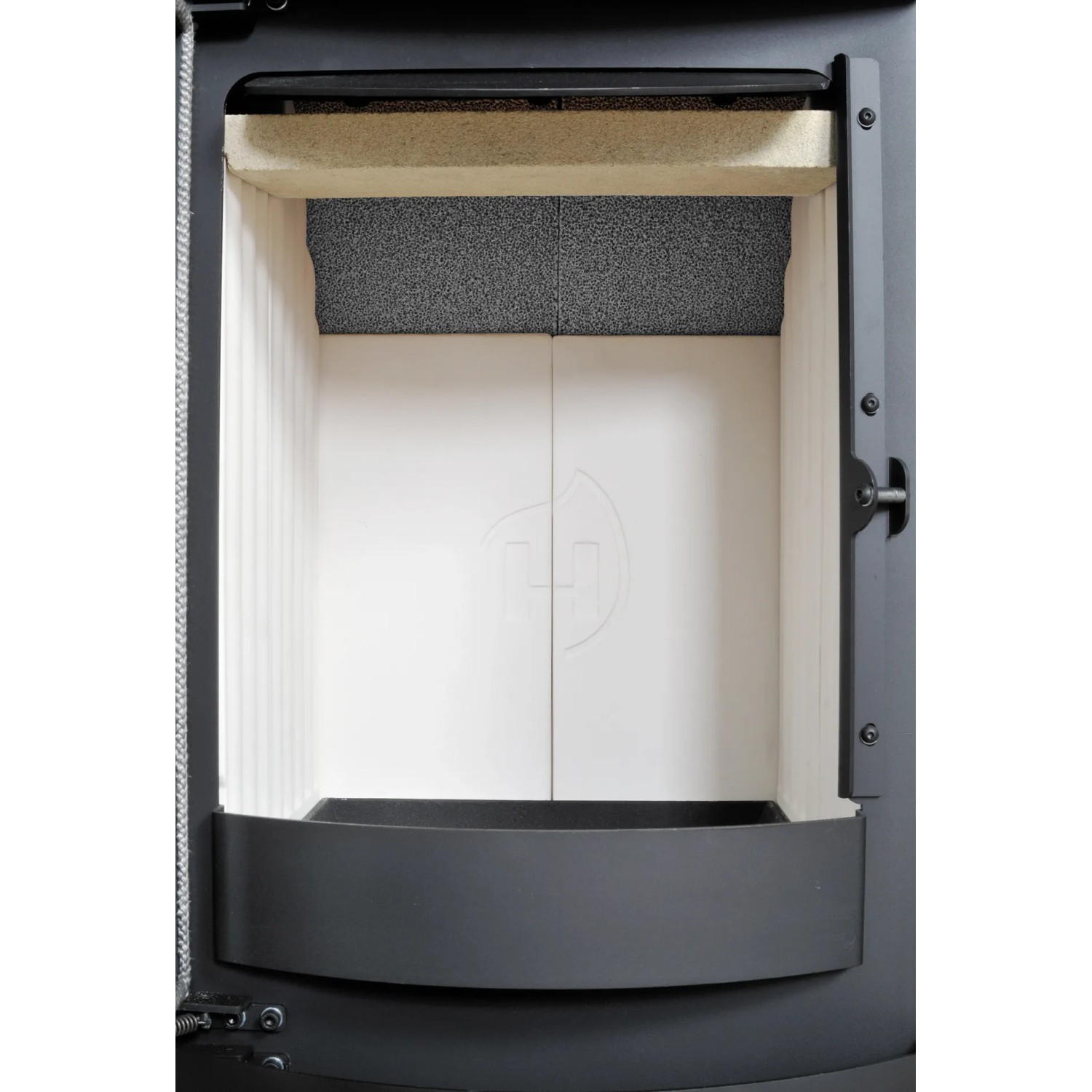 Brennraum des Hark Nika Eco plus Kaminofens mit Ofenkacheln in Meteorschwarz.