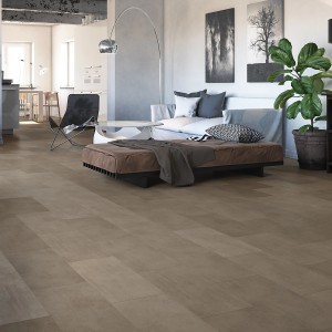 Wohnraum mit braunem Classen Laminat Visio Grande Soft Cord in Steinoptik.
