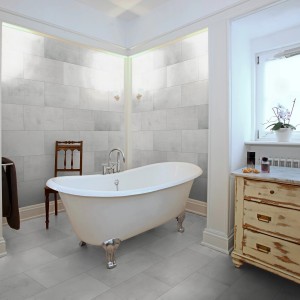 Badezimmer mit Classen Ceramin Fliesen Neo Vario Bianco in heller Steinoptik als Bodenfliesen und Wandfliesen.