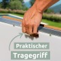 Detailaufnahme: Hand am Tragegriff der holz4home Gartendusche. Praktisch für den Transport.