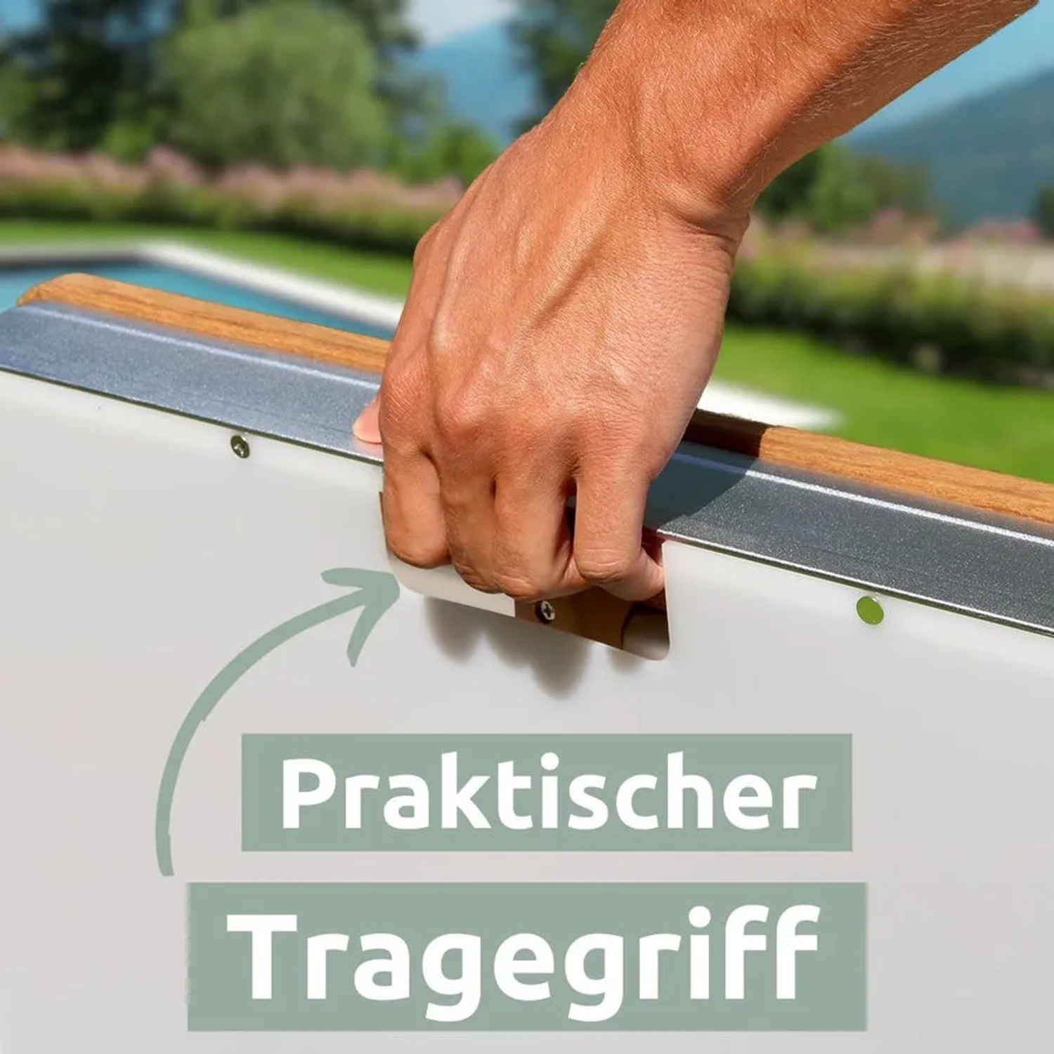 Detailaufnahme: Hand am Tragegriff der holz4home Gartendusche. Praktisch für den Transport.