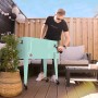 Axi Kühlwagen Retro Mint (76 l) mit Mann beim Öffnen einer Flasche. Kühlbox mit Rollen für Gartenpartys.