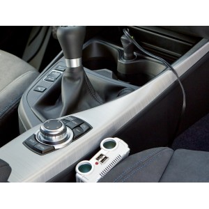 OBI Doppelsteckdose mit USB im Auto-Innenraum, silberfarben. Autoelektrik Zubehör für Zigarettenanzünder.