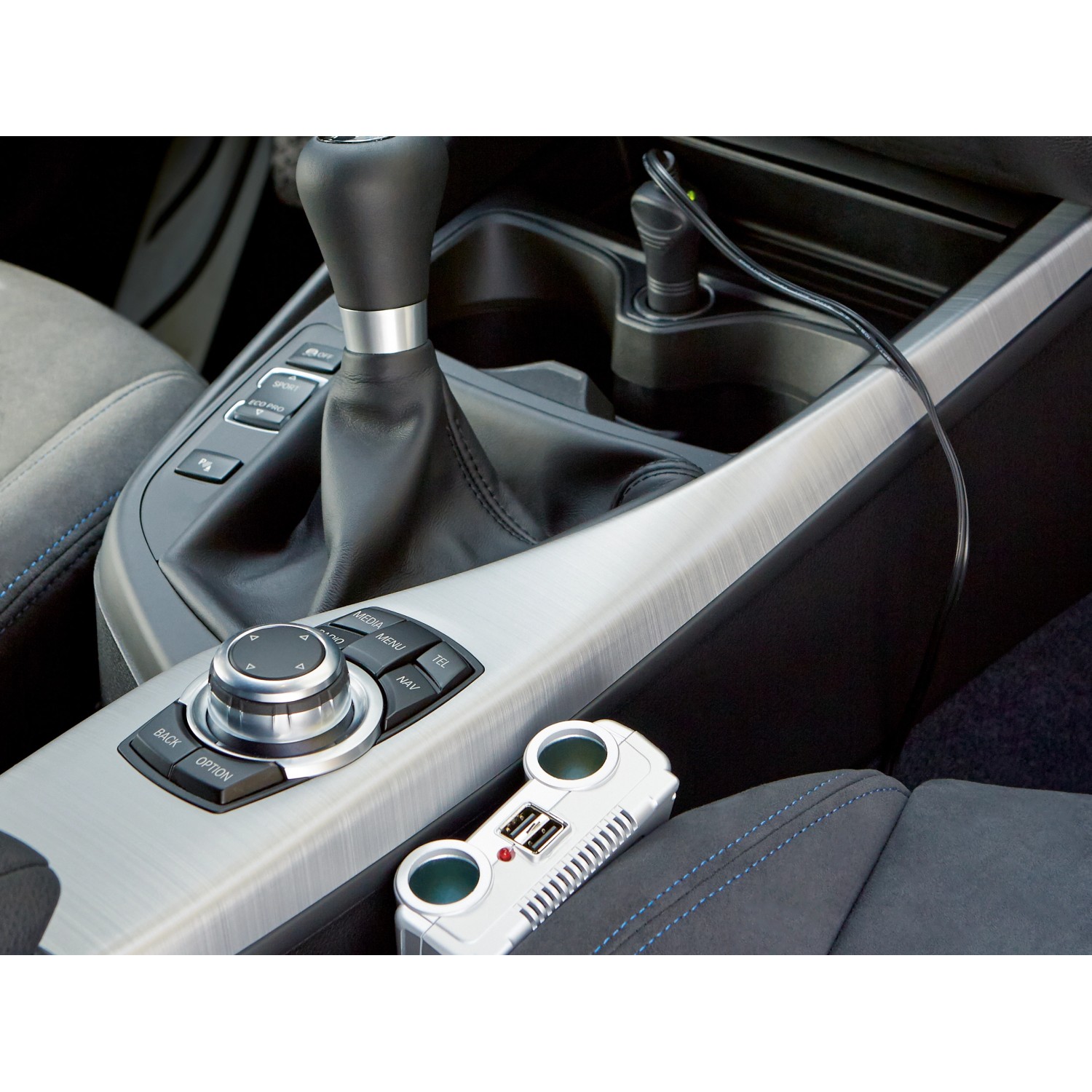 OBI Doppelsteckdose mit USB im Auto-Innenraum, silberfarben. Autoelektrik Zubehör für Zigarettenanzünder.