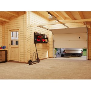 Innenansicht: Palmako Holzgarage Roger mit Sektionaltor, naturbelassenes Holz, mit Auto und Werkzeug.
