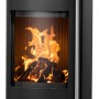 Schwarzer Justus Kaminofen Faro W+ 2.0 aus Stahl mit Flammen im Brennraum.