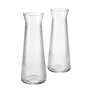 Zwei klare, geriffelte BigDean Glaskaraffen, je 1L, spülmaschinenfest. Elegantes Design für Wasser und Getränke.
