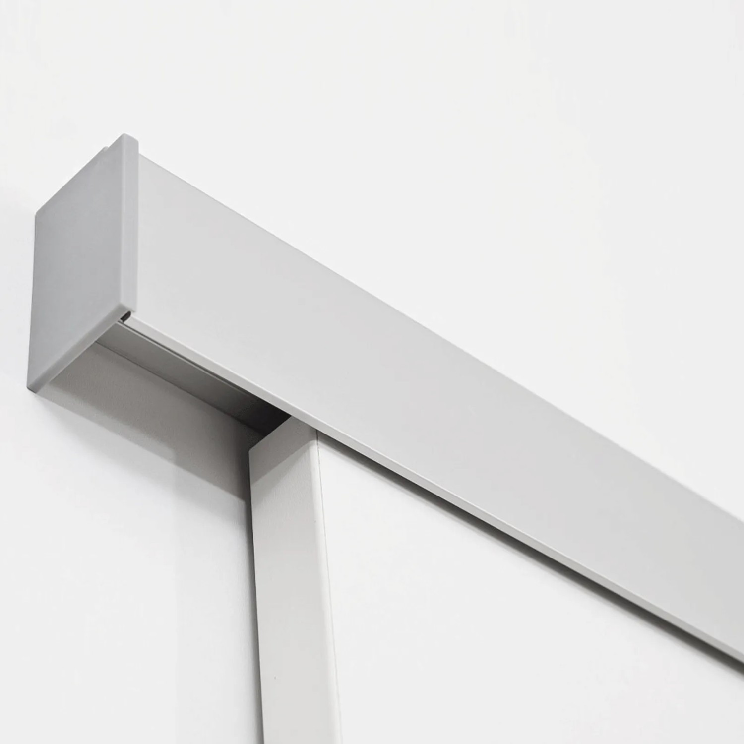 Weiße Inova Holzschiebetür mit silberner Aluminium-Laufschiene für Wandmontage. Komplettset.