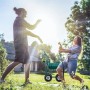 Grüner Relaxdays Gartenschlauchwagen aus Metall mit Kurbel und 4 Rädern im Einsatz. Paar bewässert Garten.