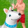 Kind spielt mit Bestway Wassersprinkler Happy Husky im Garten.