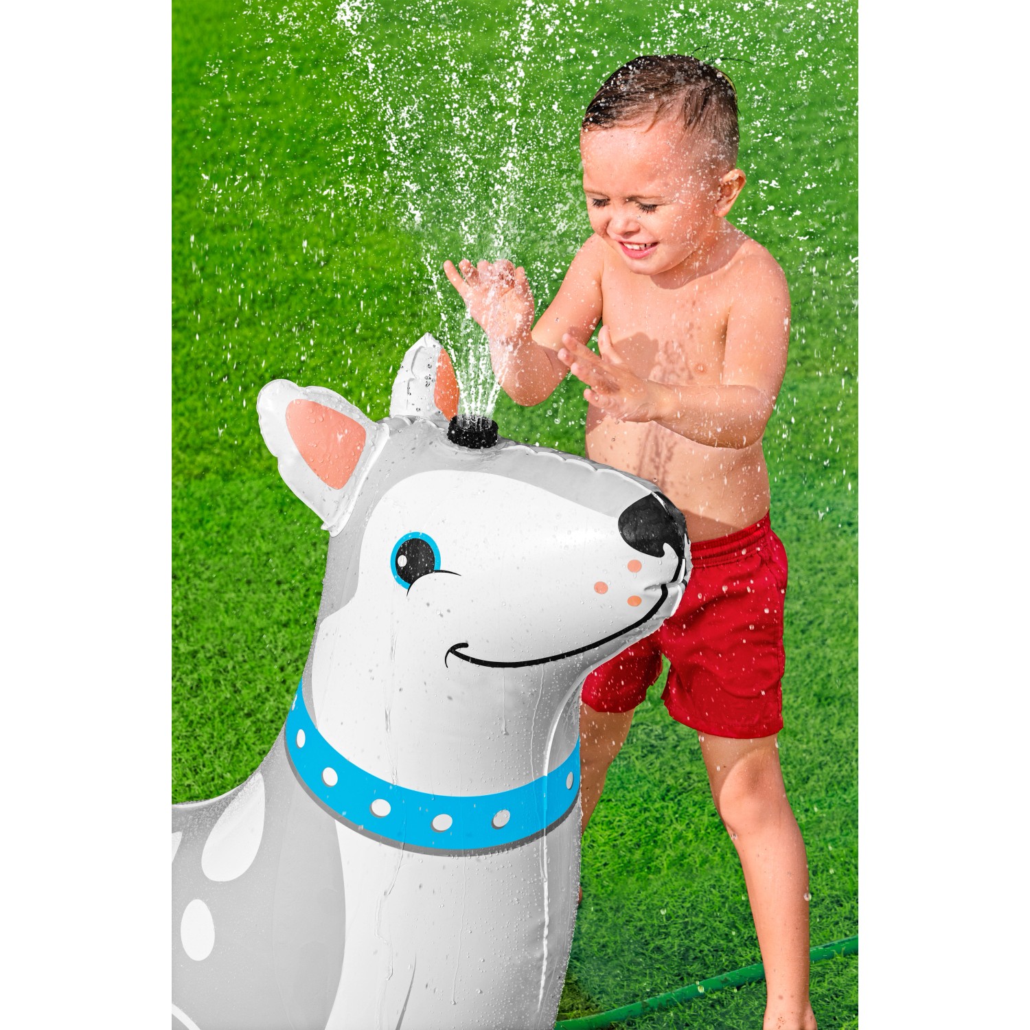 Kind spielt mit Bestway Wassersprinkler Happy Husky im Garten.