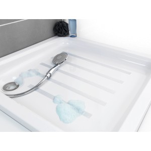 Transparente Wenko Anti-Rutschbänder in Duschwanne mit Brausekopf und Schaum.