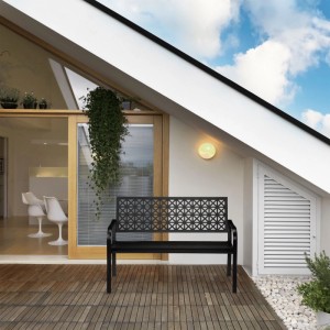 Schwarze Stahl Gartenbank für 2 Personen mit geometrischem Muster auf der Rückenlehne, auf einer Holzterrasse.