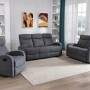 Grauer Stoff-Relaxsessel Evelyn (75 cm) im Wohnzimmer, leicht zurückgelehnt, mit passenden Sofas.