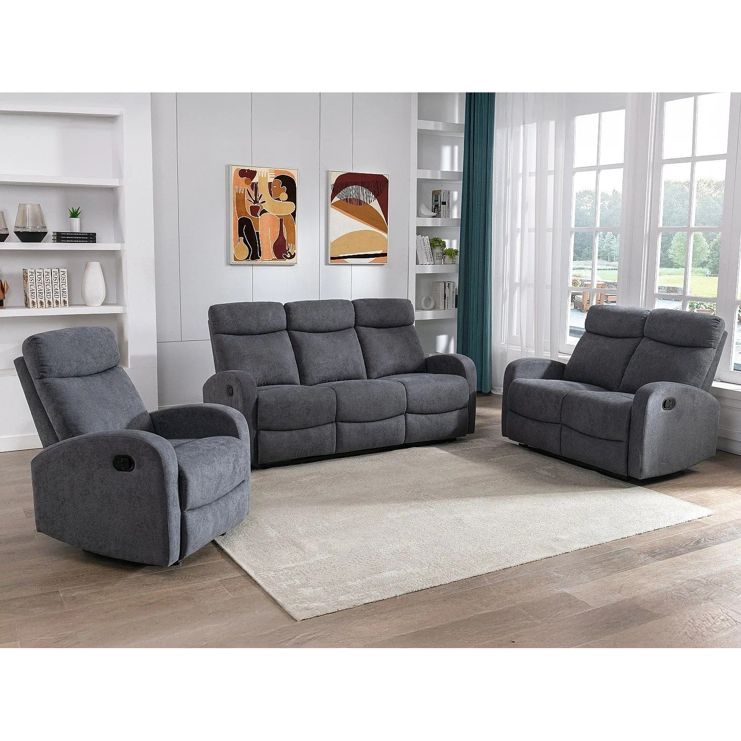 Grauer Stoff-Relaxsessel Evelyn (75 cm) im Wohnzimmer, leicht zurückgelehnt, mit passenden Sofas.