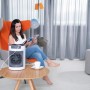 Livington SmartChill Klimagerät auf Tisch, Frau liest im Sessel.