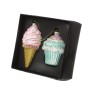 Zwei bunte Glas-Weihnachtsbaumschmuckstücke: ein Eis-Cupcake und ein Muffin, verziert mit Glitzer und Zuckerperlen.