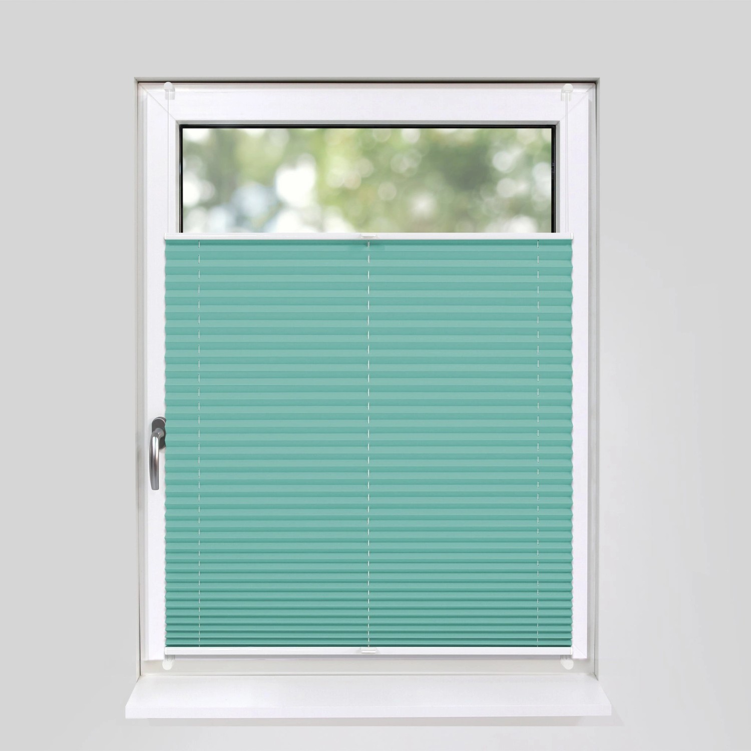 Türkisfarbenes Plissee 80x150 cm am Fenster, blickdicht und ohne Bohren montiert.