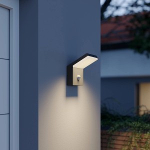 Moderne Arcchio LED Außenwandleuchte Yolena mit Bewegungsmelder in Schwarz.