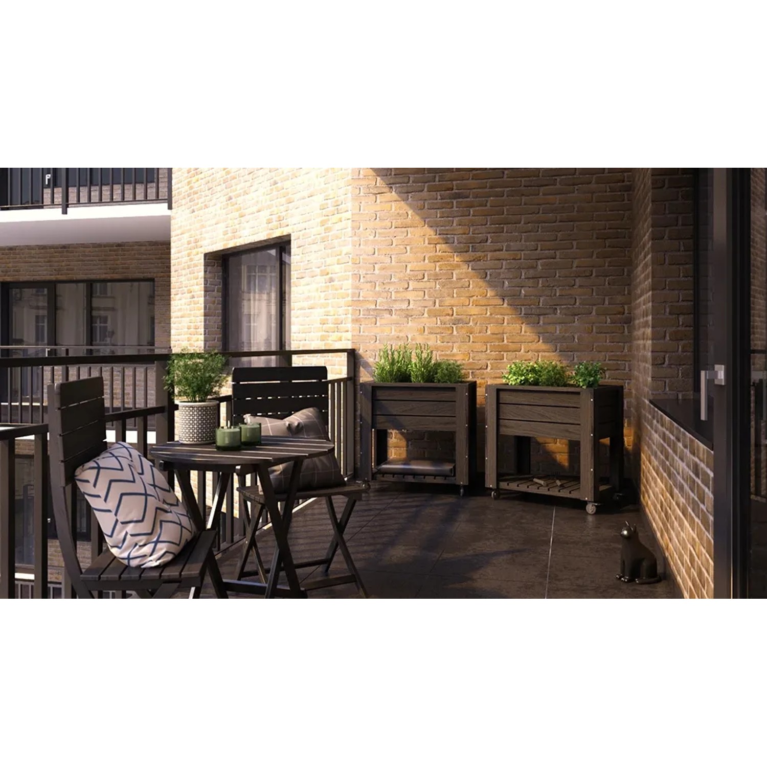 Anthrazitfarbenes Hochbeet auf Rädern (80x50cm) auf einem Balkon mit Tisch und Stühlen.