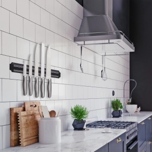 Schwarze Relaxdays Magnetleiste mit Küchenmessern an weißer Wand.