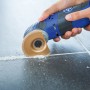 LUX Multitool mit HM-Segmentsägeblatt im Einsatz zum Fliesenfugen entfernen.