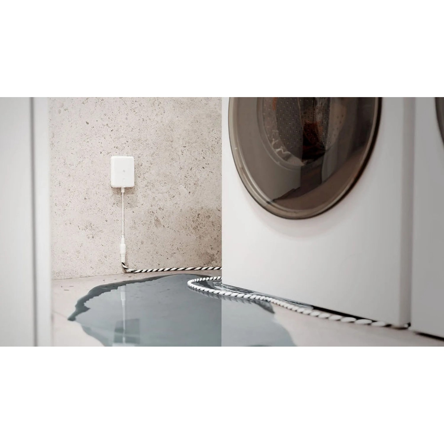 Shelly Wassersensor Flood Gen4 in Weiß mit Kabel, der ein Wasserleck neben einer Waschmaschine detektiert.